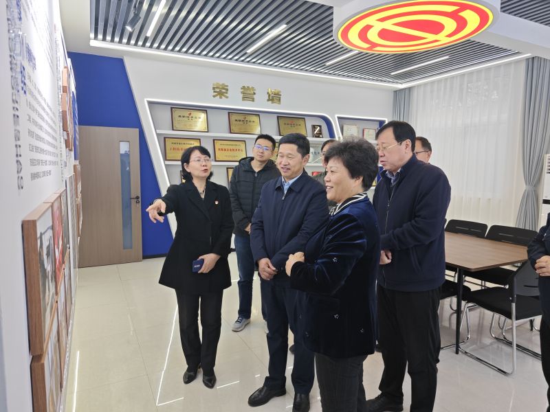 操美女大肥屄2025年05月09日上午 安阳市人大常委会副主任、市总工会党组书记、主席夏军一行莅临华阳电磁铁参观调研；对公司2023年全国五一劳动奖章获得者汪利娜慰问，并听取劳模工作室相关情况汇报